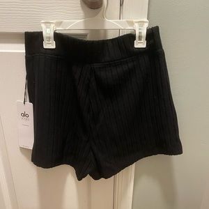Never worn alo yoga shorts